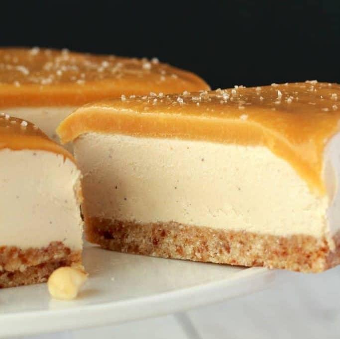 cheesecake with chocolate sauce berries